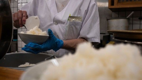 ▲ 지난 22일 일본 도쿄의 한 레스토랑에서 직원이 밥 한 그릇을 준비하고 있다. 사진=뉴시스