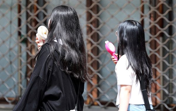 ▲ 시민들이 손 선풍기를 들고 걸음을 옮기고 있다. 사진=뉴시스