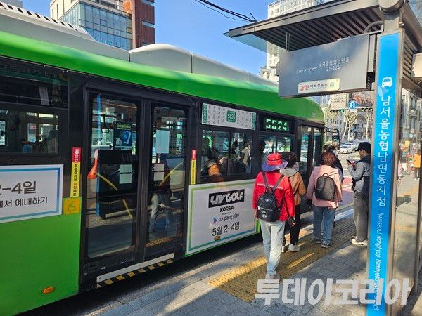 ▲ 서울 시내 버스정류장에서 시민들이 버스에 탑승하고 있다. 사진=이기봉 기자