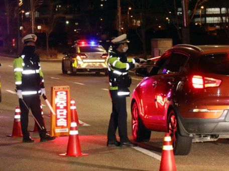 ▲ 신종 코로나바이러스 감염증(코로나19) 확산으로 사회적 거리두기가 2.5단계로 격상된 가운데 8일 오후 인천지방경찰청 연수경찰서 경비교통과 경찰들이 인천시 연수구 국제업무지구역 도로에서 음주운전 단속을 하고 있다. 사진=뉴시스