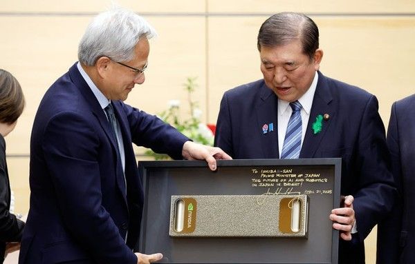 ▲ 이시바 시게루(오른쪽) 일본 총리가 지난달 21일 일본 도쿄 총리 관저에서 젠슨 황 엔비디아 최고경영자(CEO)로부터 회담 전 선물을 받고 있다. 사진=뉴시스