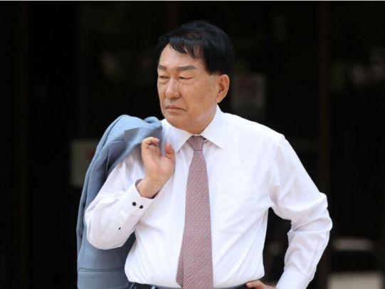 ▲ 공직선거법 위반 혐의로 기소된 안상수 전 인천시장이 29일 서울 서초구 대법원에서 열린 상고심 선고 공판을 마친 뒤 차량을 기다리고 있다. 대법원 3부는 이날 공직선거법 위반 혐의로 기소된 안 전 시장에 대한 상고심에서 징역 1년에 집행유예 2년을 선고한 원심을 확정했다. 2025.05.29. 사진=뉴시스