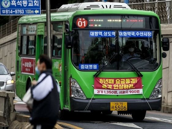 ▲ 20일 서울시내를 지나는 마을버스에 