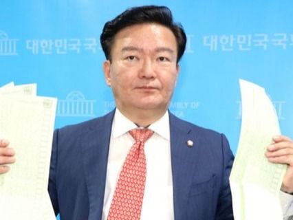 ▲ 민경욱 의원이 투표용지를 들고 부정선거 의혹을 제기하고 있다. 사진제공=뉴시스