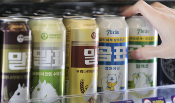 ▲ 수제맥주업체 세븐브로이맥주가 지난 2020년 출시한 곰표맥주가 진열되어 있다. 사진=뉴시스