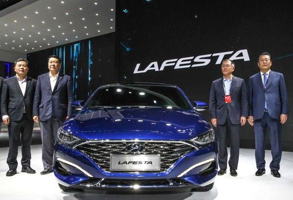 ▲ 지난 2018년 4월 25일 중국 베이징에서 열린 2018 베이징 국제 모터쇼에서 공개된 중국 전용 스포티 세단 ‘라페스타(Lafesta)’와 천홍량 베이징현대 동사장, 서화의 북기그룹 동사장, 정의선 현대자동차 부회장, 설영흥 현대자동차그룹 중국사업 담당 고문이 기념촬영을 하고 있다. 사진=현대자동차그룹