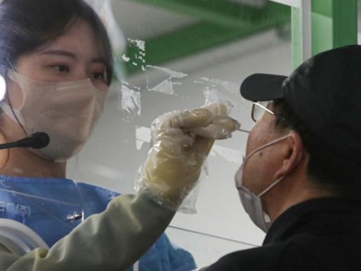 ▲ 코로나19 신규 확진자가 8만1058명으로 집계된 22일 오전 서울 도봉구 창동역(서) 공영주차장에 마련된 임시선별검사소에서 시민이 검사를 받고 있다. 2022.04.22. 사진=뉴시스.