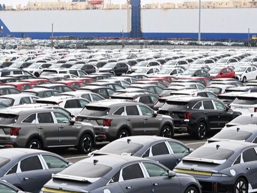 ▲ 경기도 평택항 내 자동차 전용부두에 선적을 기다리는 수출용 차량이 세워져 있다. 사진=뉴시스