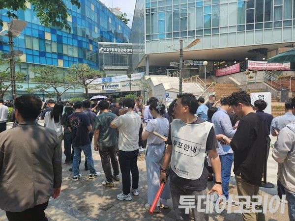 ▲ 시민들이 29일 서울 역삼1동 21대 대선 사전투표소에서 투표를 위해 줄을 서고 있다. 사진=투데이코리아