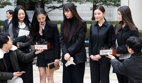 ▲ 그룹 뉴진스(NJZ 하니, 민지, 혜인, 해린, 다니엘)가 7일 오후 서울 서초구 서울중앙지방법원에서 열린 '어도어, 뉴진스 상대 기획사 지위보전 및 광고계약 체결 등 금지 가처분' 심문기일을 마친 후 취재진의 질문에 답변하고 있다. 사진=뉴시스