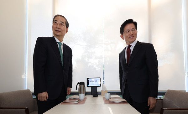 ▲ 김문수 국민의힘 대선 후보와 한덕수 무소속 대선 후보가 7일 서울 종로구의 한 식당에서 단일화 관련 회동을 하고 있다. (공동취재) 2025.05.07.