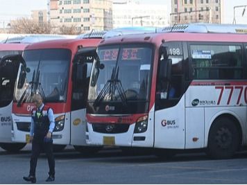 ▲ 민주노총 공공운수노조 민주버스본부 경기지부 경진여객지회 총파업을 하루 앞둔 21일 경기도 수원시 권선구 경진여객 차고지에 운행을 멈춘 버스들이 주차돼 있다. 사진=뉴시스