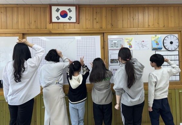 ▲ 학생들이 학교폭력 예방교육 프로그램에 참여하고 있다. 사진=뉴시스