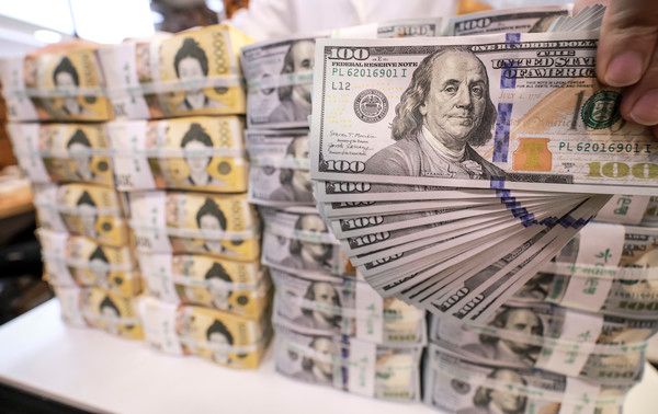 ▲ 서울 중구 하나은행 위변조대응센터에 원화와 달러화가 놓여있다. 사진=뉴시스