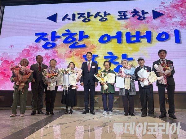 ▲ 오세훈 서울특별시장이 8일 서울 마포구 케이터틀에서 열린 ‘제53회 어버이날 기념행사’에서 표창장 수여자들과 단체 촬영을 진행하고 있다. 사진=투데이코리아