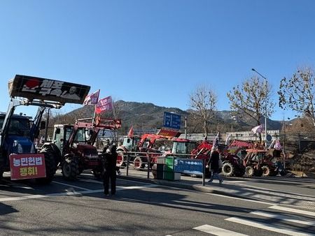 ▲ 전국농민회총연맹의 트랙터들이 지난 22일 서울 서초구 남태령에서 윤석열 대통령 구속을 촉구하는 집회를 진행하고 있다. 사진=전국농민회총연맹