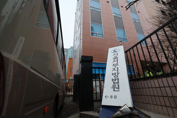 ▲ 지난 1월 20일 오전 서울 마포구 서울서부지방법원 출입구 및 법원 앞 보행자 통행도로가 직원 및 관계자 이외에는 출입이 통제되고 있다. 사진=뉴시스