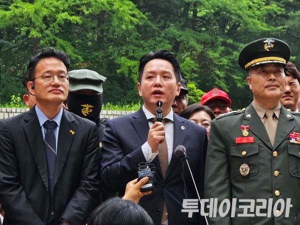 ▲ 임태훈 군인권센터 소장(가운데)이 지난달 16일 서울고등법원에서 열린 ‘박정훈 대령 항소심 준비공판 기자회견’에서 발언하고 있다. 사진=이기봉 기자