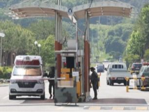 ▲ 21일 세종시에 위치한 육군 제32보병사단 정문으로 응급차가 나오고 있다. 이날 육군 32사단 신병교육대에서 수류탄 투척 훈련 도중 수류탄이 터져 훈련병 1명이 숨지고, 간부 1명이 중상을 입었다. 2024.05.21. 사진=뉴시스