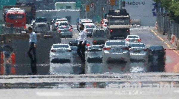 ▲ 서울 시내에서 시민들이 발걸음을 옮기고 있다. 사진=투데이코리아