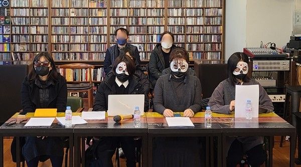 ▲ 2022년 10월 10일 오전 충북 청주시 상당구 다락방의 불빛에서 친족 성폭력 피해자들이 청주 여중생 사건 가해자의 강력한 처벌과 함께 친족 성폭력 공소시효 폐지를 요구하는 기자회견을 하고 있다. 사진=뉴시스