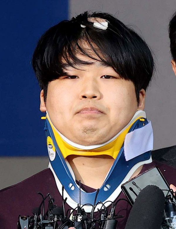 ▲ 메신저 텔레그램에 ‘박사방'을 운영마며 미성년자를 포함한 여성들의 성 착취뭉 제작, 유포한 혐의를 받는 조주빈 씨가 25일 서울 종로구 종로경찰서에서 검찰로 송치되고 있다. 2020.03.25. 사진=뉴시스