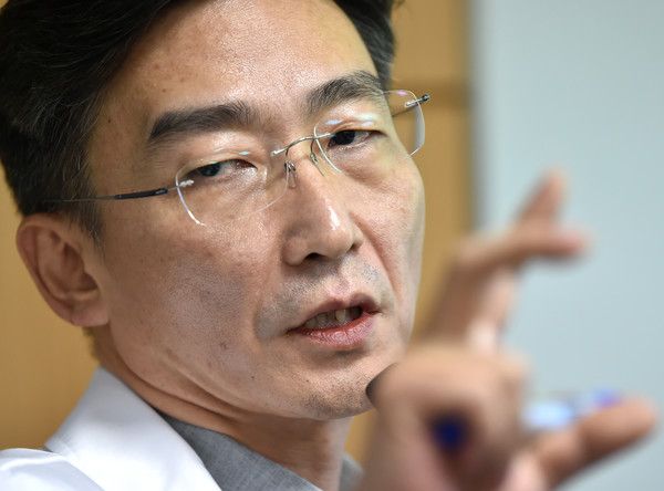 ▲ 아주대병원과의 갈등으로 외상센터장을 사임한 이국종 교수가 5일 오전 경기 수원시 아주대병원에서 취재진에게 병상운영에 대해 설명하고 있다. 외상센터장에서 물러난 이 교수는 아주대병원 교수직을 유지하면서 환자 진료와 학생을 가르치는 의대 교수로서의 역활은 그대로 할 것으로 보인다. 사진=뉴시스