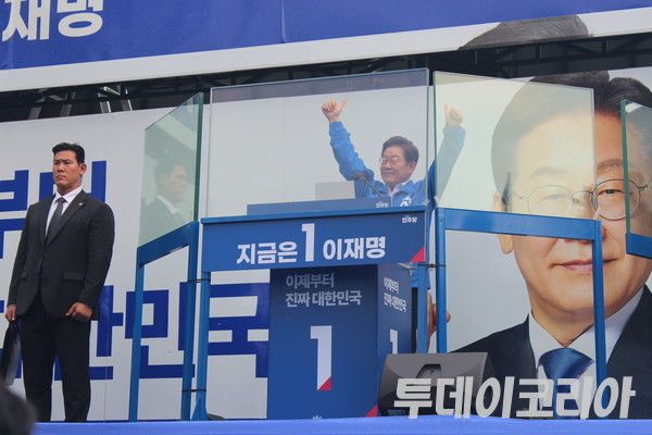 ▲ 이재명 더불어민주당 대선 후보가 29일 오후 서울 송파구 잠실야구장 앞 광장에서 열린 집중 유세에서 만세 포즈를 취하고 있다. 사진=이기봉 기자