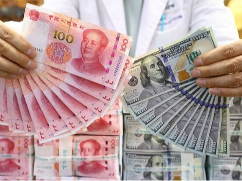 ▲ 서울 중구 하나은행 위변조대응센터에서 직원이 달러화와 위안화를 정리하고 있다. 사진=뉴시스