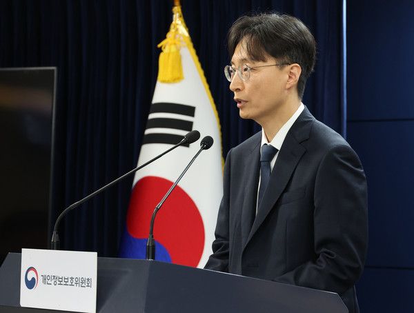 ▲ 강대현 개인정보보호위원회 조사총괄과장이 12일 오전 서울 종로구 정부서울청사에서 개인정보보호위원회(개인정보위) 전체회의에서 안전조치 소홀로 개인정보를 유출한 전북대학교와 이화여자대학교 등 2개대학에 과징금 9억 6,600만원을 부과하고 시정명령, 공표명령 및 징계권고를 하기로 했다고 발표하고 있다. 사진=뉴시스