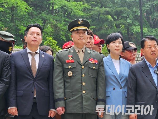 ▲ 박정훈 전 해병대 수사단장(왼쪽에서 두 번째)이 지난 5월 16일 서울고등법원에서 예정된 항명 혐의 항소심 2차 공판준비기일 출석에 앞서 기자회견을 열었다. 사진=투데이코리아