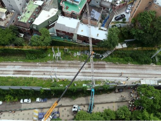 ▲ 13일 서울 서대문구 연희대우아파트 앞 경의중앙선 가좌역-신촌역 구간 선로 위로 사다리차가 넘어져있다. 사진=뉴시스