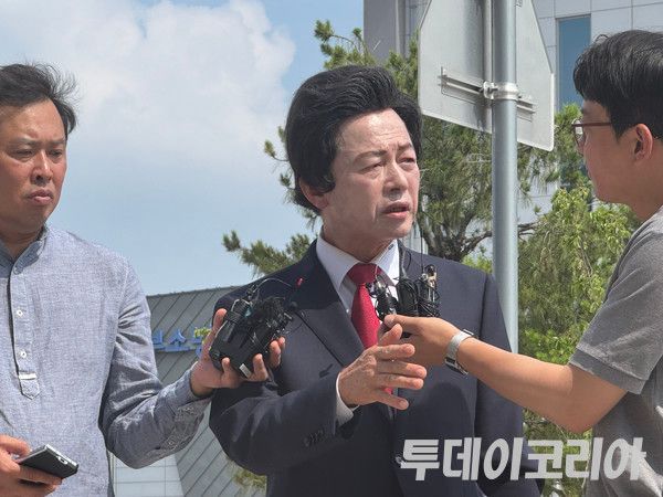 ▲ 지난해 7월 19일 준강제 추행 혐의를 받고 있는 허경영 국가혁명당 명예대표가 피의자 신분으로 출석하기 전 경기북부경찰청 별관 앞에서 기자회견을 하고 있다. 사진=진민석 기자