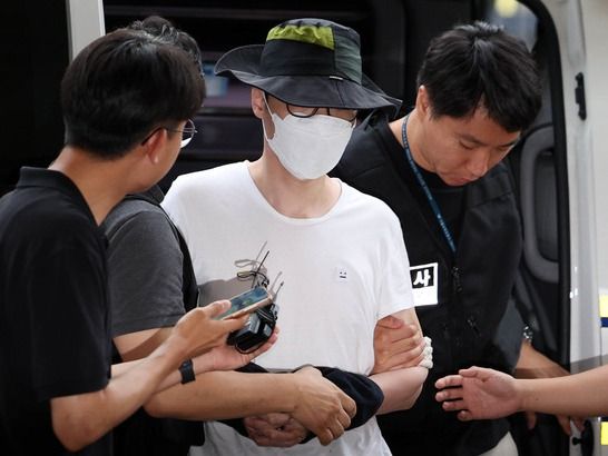 ▲ 서울 은평구 소재 아파트 단지에서 같은 아파트 주민에게 일본도를 휘둘러 살해한 30대 남성 백모씨가 1일 서울 마포구 서울서부지법에서 열린 살인 혐의 영장실질심사에 출석하고 있다. 2024.08.01. 사진=뉴시스