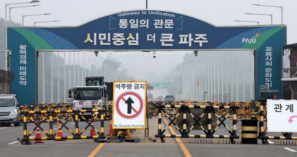 ▲ 16일 오전 경기 파주시 통일대교에서 차량들이 이동하고 있다. 2024.10.16. 사진=뉴시스