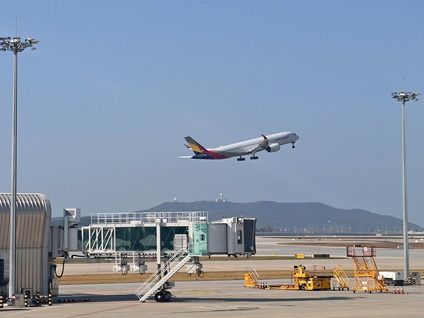 ▲ 인천국제공항 제2여객터미널 활주로에서 비행기가 이륙하고 있다. 사진=뉴시스