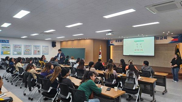 ▲ 한국농어촌공사가 지난 13일 나주배원예농협 대회의실에서 외국인 계절 근로자들에게 한국어 교육 프로그램을 진행하고 있다. 사진=한국농어촌공사