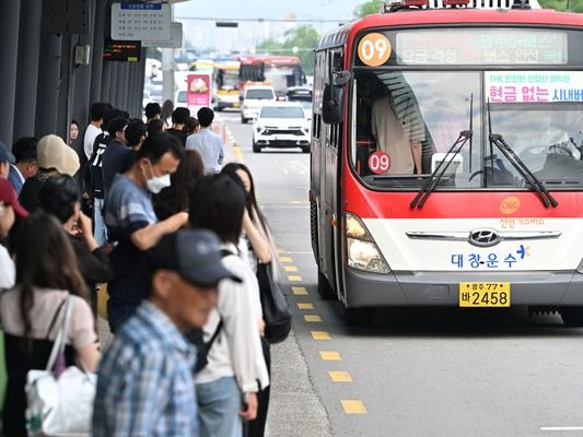 ▲ 9일 오전 광주 서구 유·스퀘어광주종합버스터미널 버스정류장에서 시민들이 만원 버스를 기다리고 있다. 사진=뉴시스