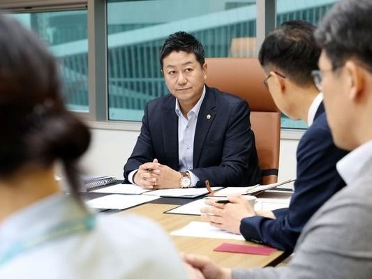 ▲ 김진경 경기도의회 의장이 16일 오전 의장 접견실에서 대안교육기관 급식예산 분담 관련 정담회를 열고 있다. 사진=경기도의회