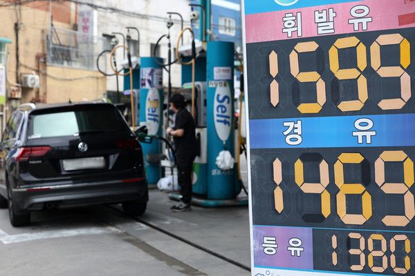 ▲ 16일 서울 시내 한 주유소에 유가 정보가 표시되어 있다. 사진=뉴시스