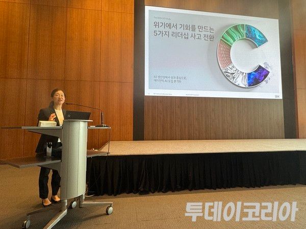 ▲ 17일 김현정 한국IBM 컨설팅 대표가 여의도 국제금융센터 더 포럼에서 개최된 ‘AI 인사이트 포럼’에서 최근 IBM 기업가치연구소(이하 IBV)에서 실시한 글로벌 CEO 연구의 결과를 발표하고 있다. 사진=진민석 기자