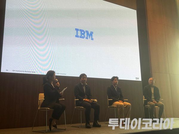 ▲ 17일 (왼쪽부터) 김현정 한국IBM 컨설팅 대표, 주세민 미래에셋증권 AI솔루션본부장, 주성환 서울AI재단 AI혁신사업본부장, 김동현 코웨이DX 센터장이 여의도 국제금융센터 더 포럼에서 개최된 기자간담회에서 패널 세션을 열고 있다. 사진=진민석 기자