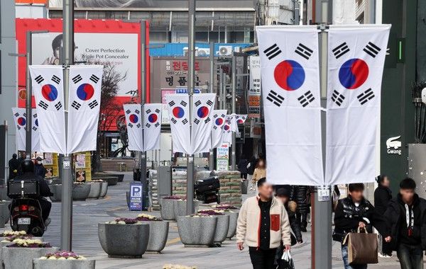▲ 제106주년 삼일절을 이틀 앞둔 지난 2월 27일 부산 중구 광복로에 배너형 태극기들이 내걸려 태극 물결을 이루고 있다. 사진=뉴시스