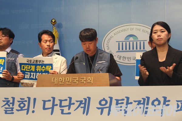 ▲ CJ대한통운 당일 야간배송 택배노동자인 신태하씨가 18일 국회 소통관에서 열린 ‘CJ오네 당일배송 택배기사 대량해고 기자회견’에서 발언하고 있다. 사진=이기봉 기자