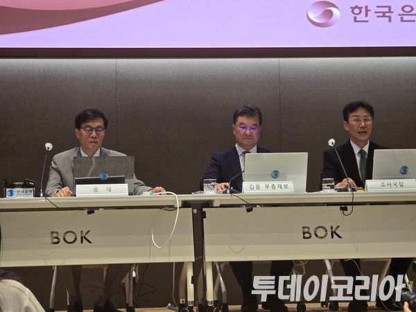 ▲ 이창용 한국은행 총재, 김웅 한은 부총재보, 이지호 한은 조사국장이 18일 서울 한국은행에서 열린 ‘물가안정목표 운영상황 점검 설명회’에 참석해 질의응답을 이어가고 있다. 사진=투데이코리아