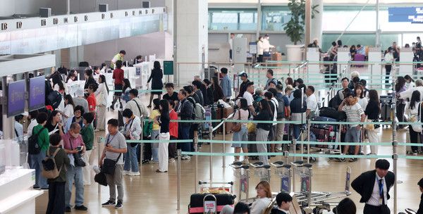 ▲ 인천국제공항 제1여객터미널 출국장에서 여행객들이 출국 수속을 하고 있다. 사진=뉴시스