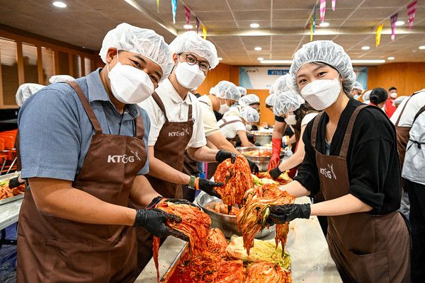 ▲ KT&G의 봉사단 ‘KT&G 임팩트 메이커스 1기’가 지난 17일 서울 상도종합사회복지관에서 여름 김장 봉사활동을 펼치고 있다. 사진=KT&G