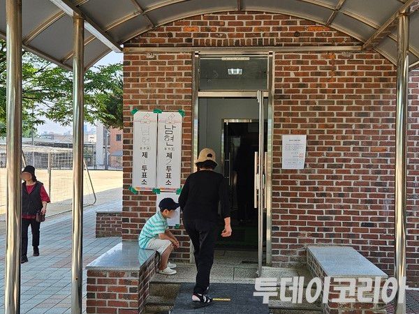 ▲ 한 시민이 제21대 대통령 선거날인 3일 서울 관악구 남현동 사당초등학교에 마련된 투표소에 들어서고 있다. 사진=투데이코리아