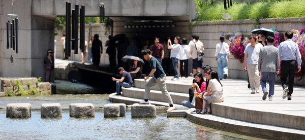 ▲ 오후 시민들이 서울 종로구 청계천에서 휴식을 취하고 있다. 사진=뉴시스