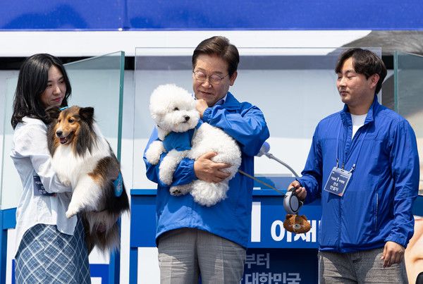 ▲ 이재명 더불어민주당 대선후보가 30일 오후 강원 춘천시 춘천역 광장에서 열린 집중유세에서 반려견 뭉치를 안고 있다.